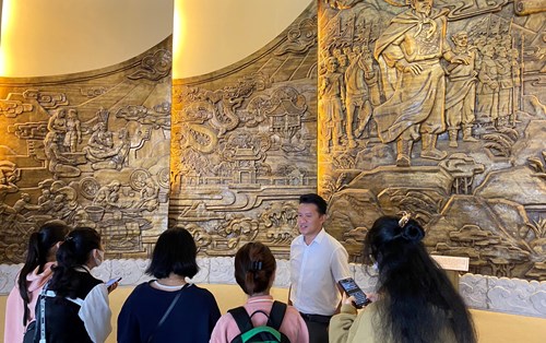 Học đi đôi với hành - Buổi thực tế hướng dẫn thuyết minh tại Bảo tàng Đà Nẵng