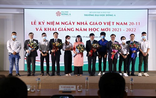 Tân sinh viên xúc động với lễ tri ân nhà giáo “chưa từng có”