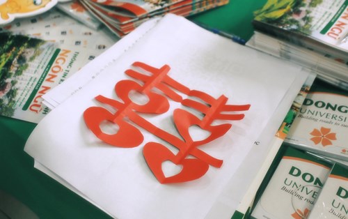 Trải nghiệm cắt giấy nghệ thuật cùng Khoa Ngôn ngữ và Văn hoá Trung Quốc tại ngày hội Open day 2024 của Đại học Đông Á