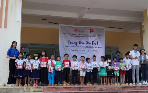 Ấm áp chuỗi chương trình Trung thu cho em 2022 của sinh viên Đại học Đông Á