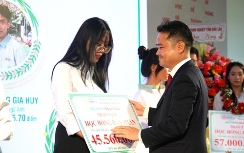  Đại học Đông Á Phân hiệu tại Đăk Lăk: Trao học bổng cho tân sinh viên với tổng trị giá gần 2,5 tỷ đồng