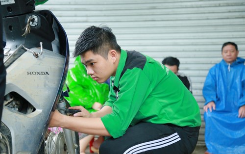 Ấm lòng mùa mưa lũ: Sinh viên Đại học Đông Á sửa chữa xe máy miễn phí cho bà con, sinh viên khó khăn.