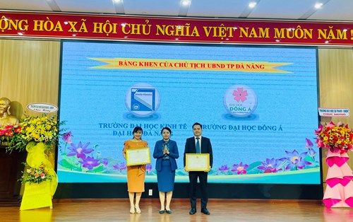 ĐH Đông Á nhận Bằng khen của Chủ tịch UBND TP Đà Nẵng