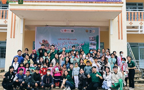 Sinh viên ĐH Đông Á mang “Xuân yêu thương" 2023 đến với học sinh khó khăn Quảng Nam