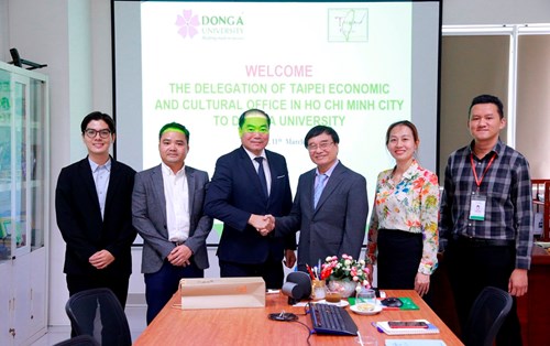 Tham tán Giáo dục Văn phòng Kinh tế và Văn hóa Đài Bắc thăm và làm việc với Đại học Đông Á