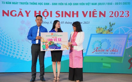 Đại học Đông Á: Trao 200 vé xe về Tết tặng sinh viên miền Trung